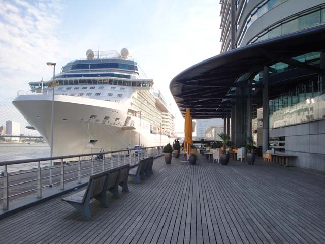 Cruiseschip ms Celebrity Eclipseaan de Cruise Terminal Rotterdam